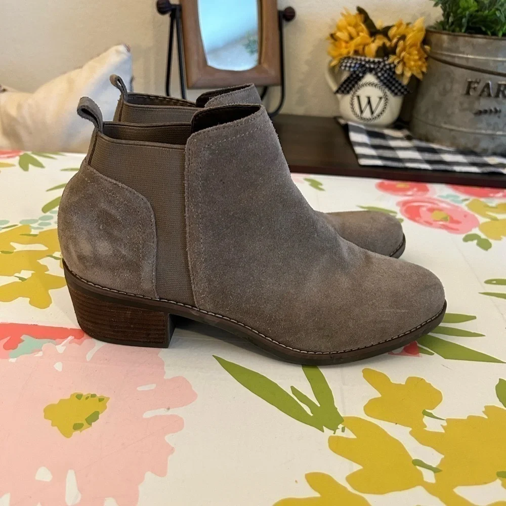 Me Too woman's Taupe SuedeZarits size 8.5 leather upper ankle heeled boots